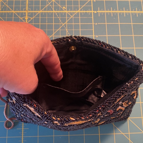 La Regale Beaded Clutch Purse. - Picture 5 of 5